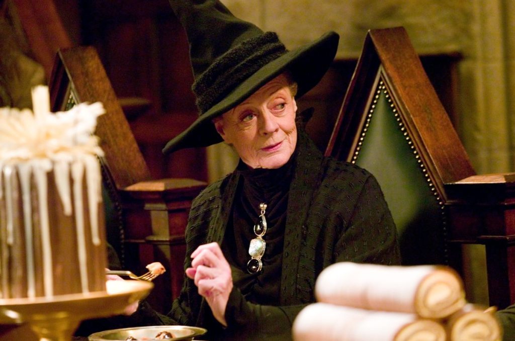 Maggie Smith es recordada por interpretar a 'Profesora Mcgonagall' en Harry Potter y a 'Violet, condesa viuda de Grantham' en Downtown Abbey.