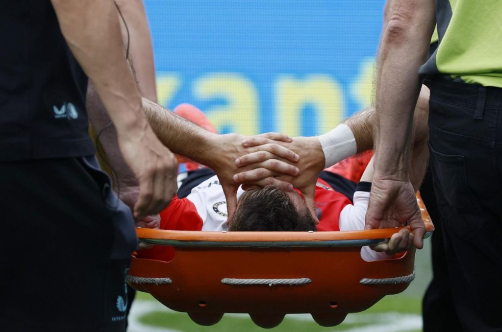 Luego de lo sucedido en el partido entre Feyenoord y NAC Breda, revelan cuánto tiempo estará fuera Santiago Giménez.