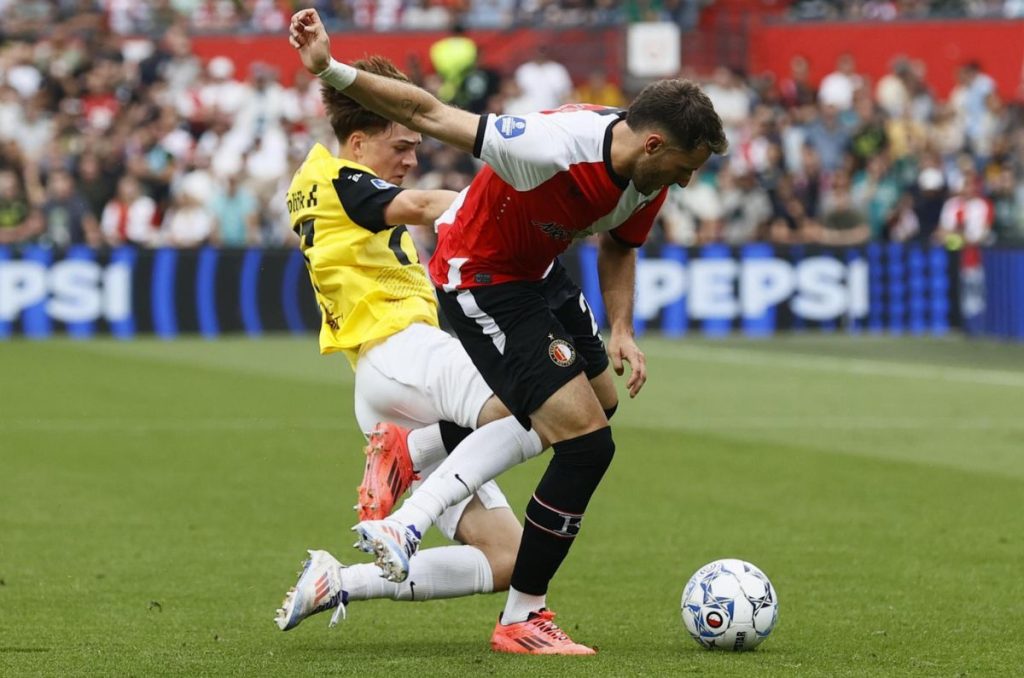 Luego de lo sucedido en el partido entre Feyenoord y NAC Breda, revelan cuánto tiempo estará fuera Santiago Giménez.