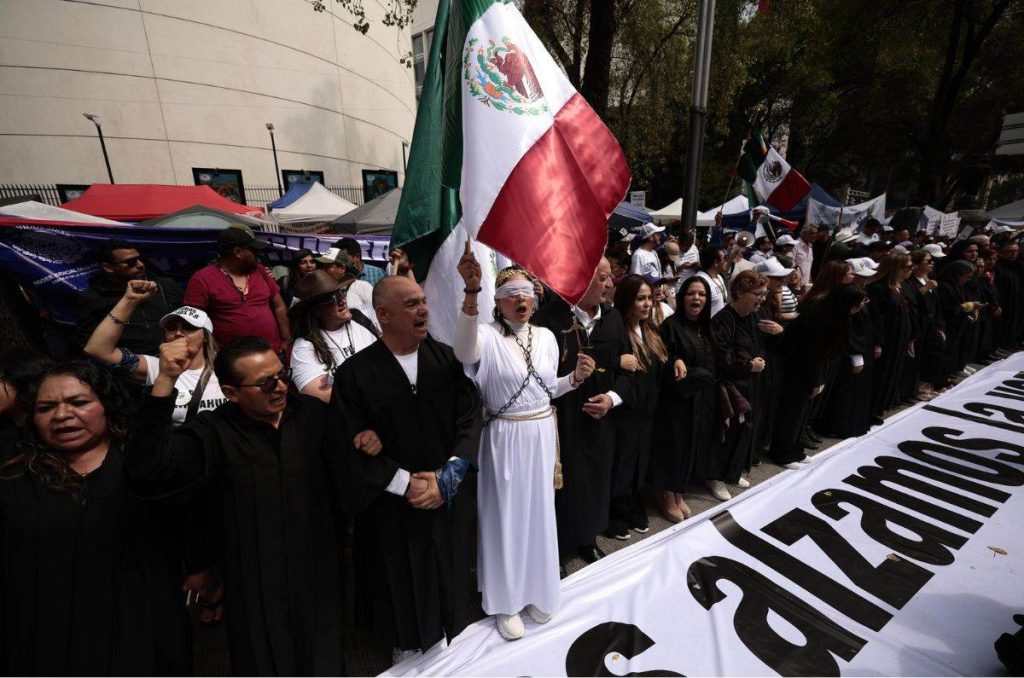 El Senado comenzó este martes entre protestas de trabajadores del Poder Judicial la sesión para votar la polémica reforma.