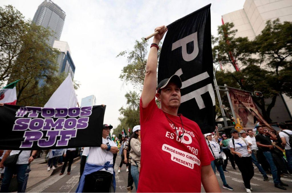 El Senado comenzó este martes entre protestas de trabajadores del Poder Judicial la sesión para votar la polémica reforma.