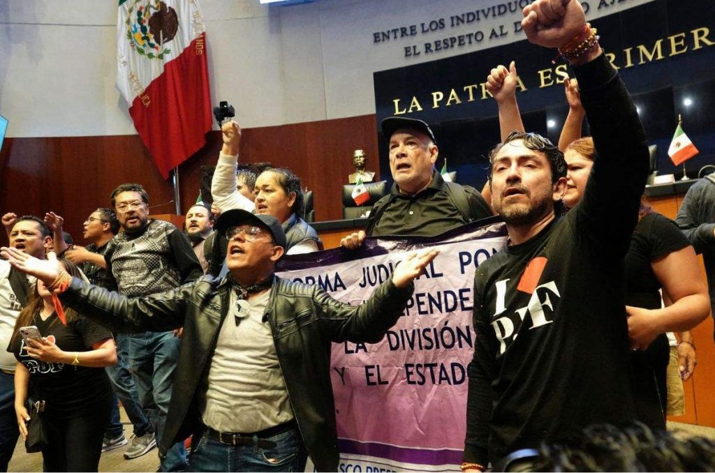 Un grupo de manifestantes irrumpieron este martes, entre agresiones, en el Senado para intentar frenar la inminente aprobación.