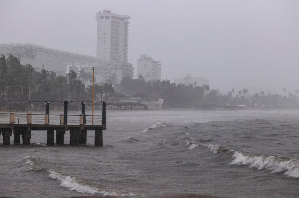 La tormenta tropical John, podría evolucionar a huracán de categoría 1 en las costas de Guerrero, informó el Servicio Meteorológico Nacional (SMN).