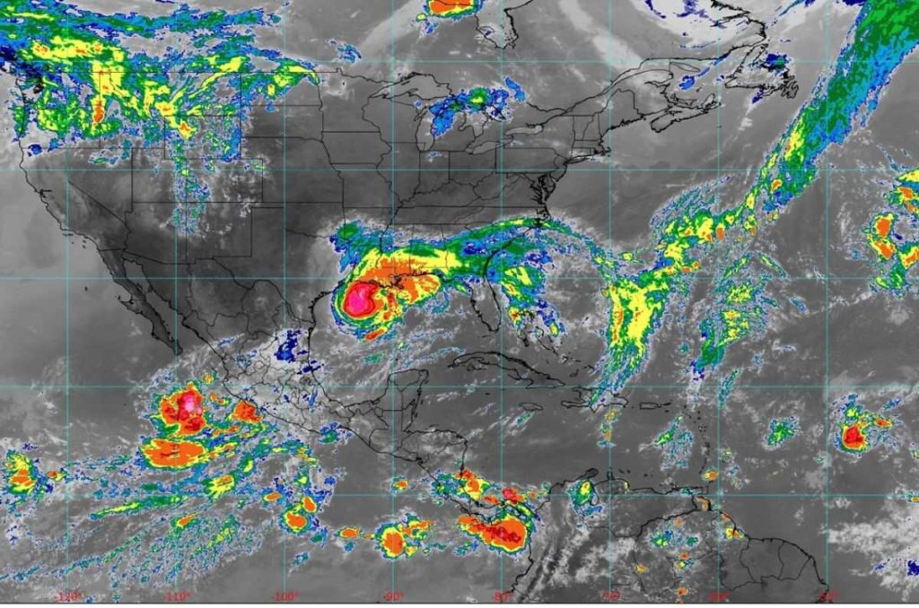 El Servicio Meteorológico Nacional (SMN) mantiene la alerta ante el potencial impacto de varios ciclones en los próximos días en México.