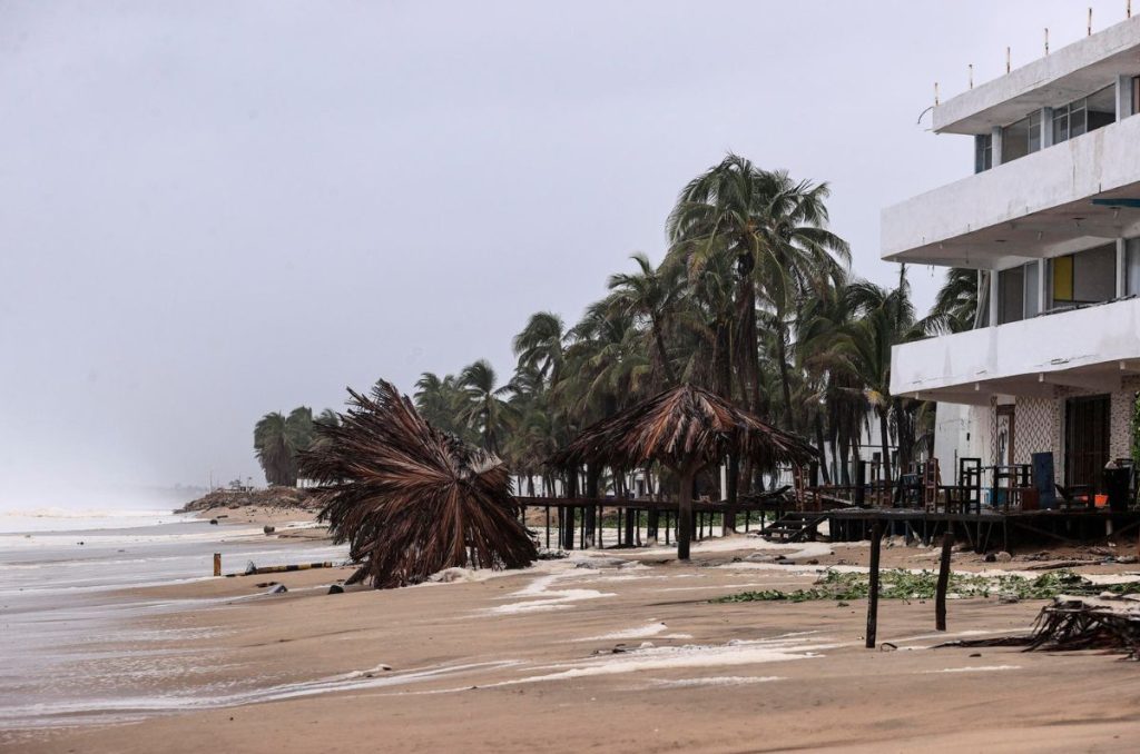 El paso del huracán John en México ha dejado hasta el momento siete muertos y severos daños, tras la muerte de dos personas en Oaxaca.
