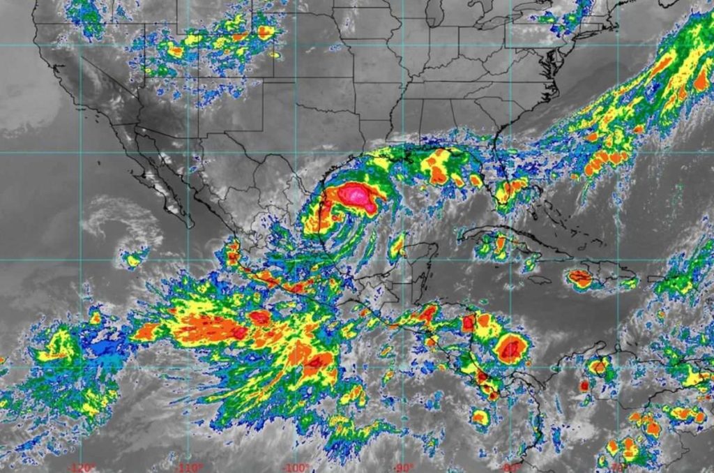 La tormenta tropical Francine continúa su trayectoria hacia México y las autoridades prevén que se intensifique a huracán de categoría 1.