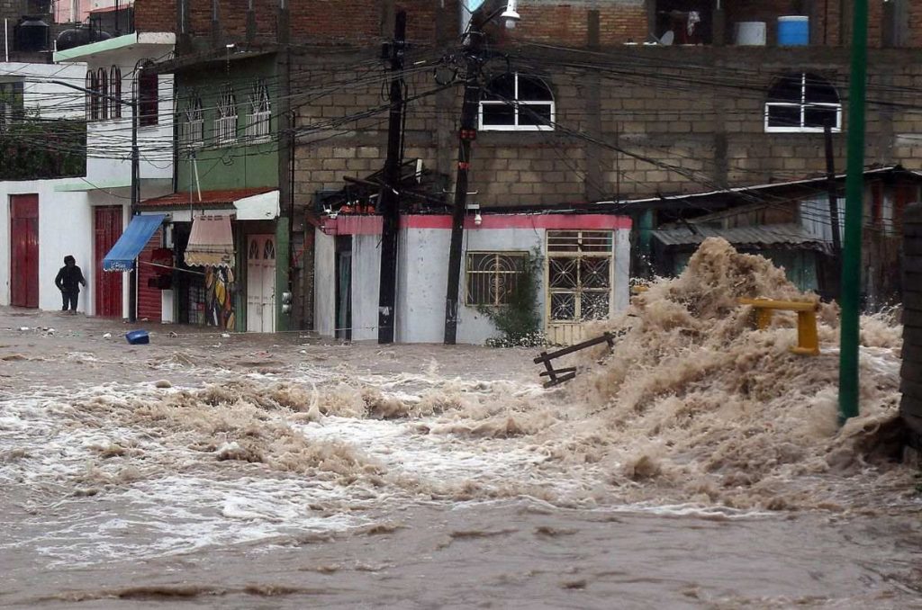 La tormenta tropical John tocó tierra por segunda vez, ahora en el estado de Michoacán, informó el Servicio Meteorológico Nacional (SMN).