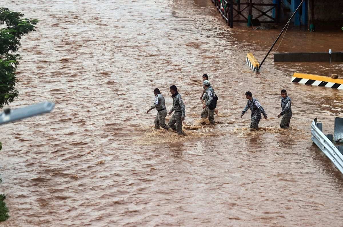 Tormenta John toca tierra por segunda vez en México, ahora en Michoacán