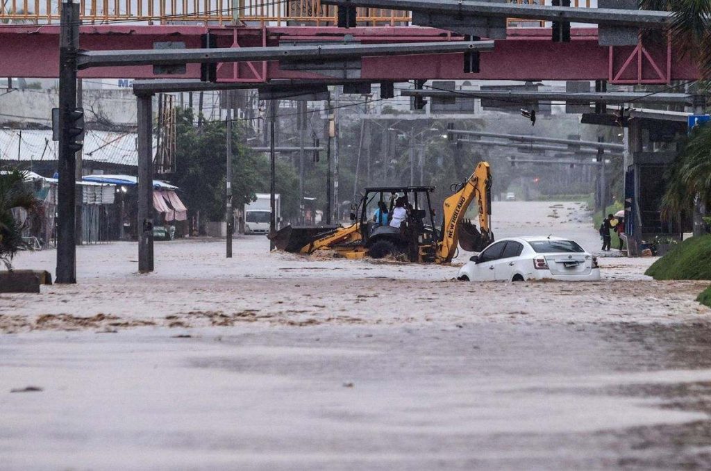 La tormenta tropical John tocó tierra por segunda vez, ahora en el estado de Michoacán, informó el Servicio Meteorológico Nacional (SMN).