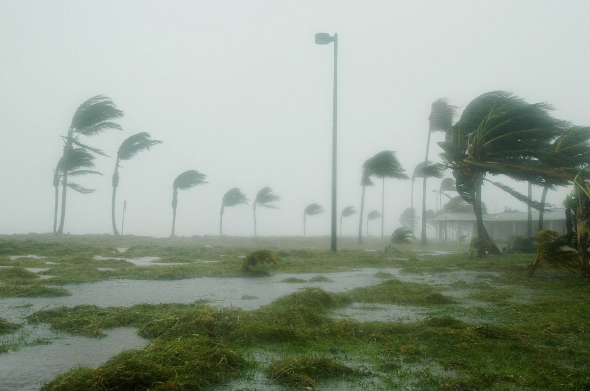 John se degrada a tormenta tropical pero sigue su avance sobre el sur de México