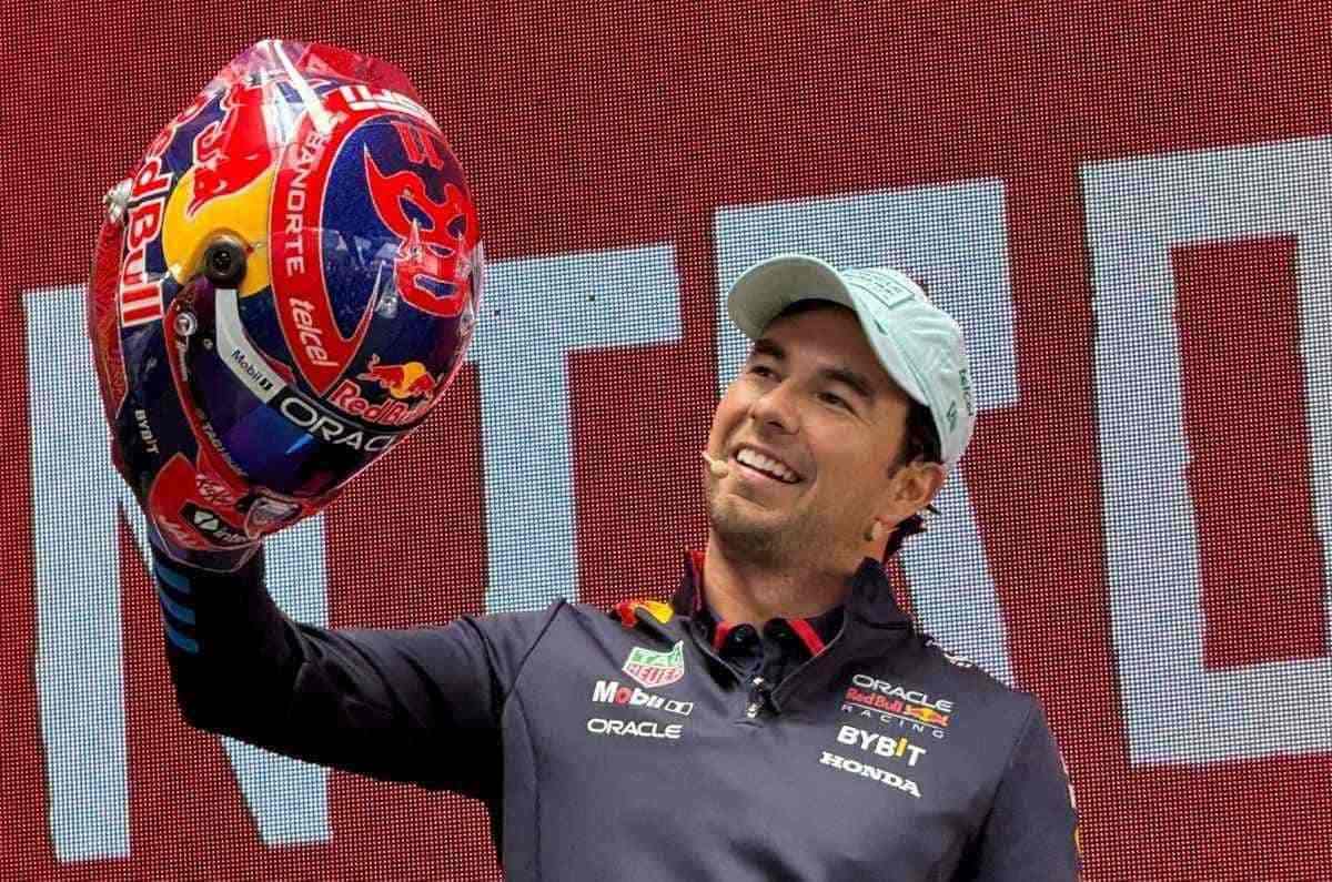 Checo Pérez devela su casco para el México GP ¡es temático de lucha libre!