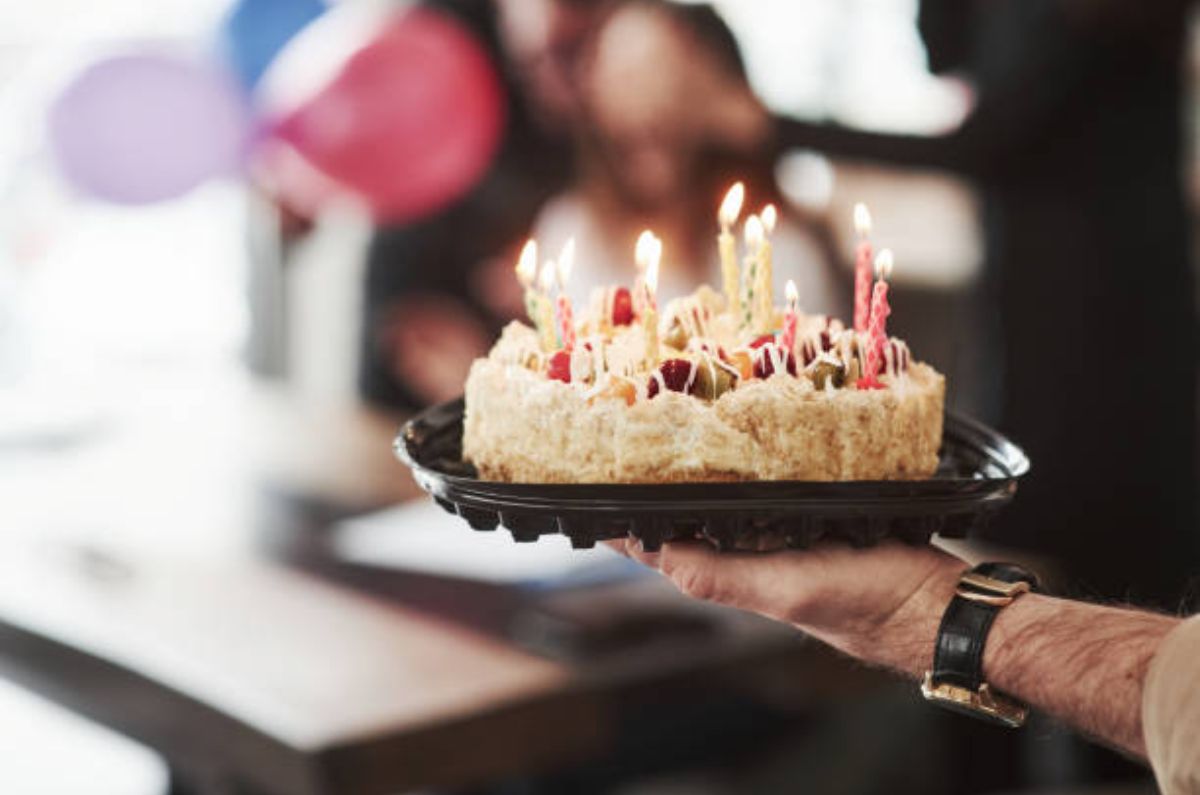 Cooperacha en el trabajo: ¿Te pueden obligar a cooperar para el pastel de cumpleaños?