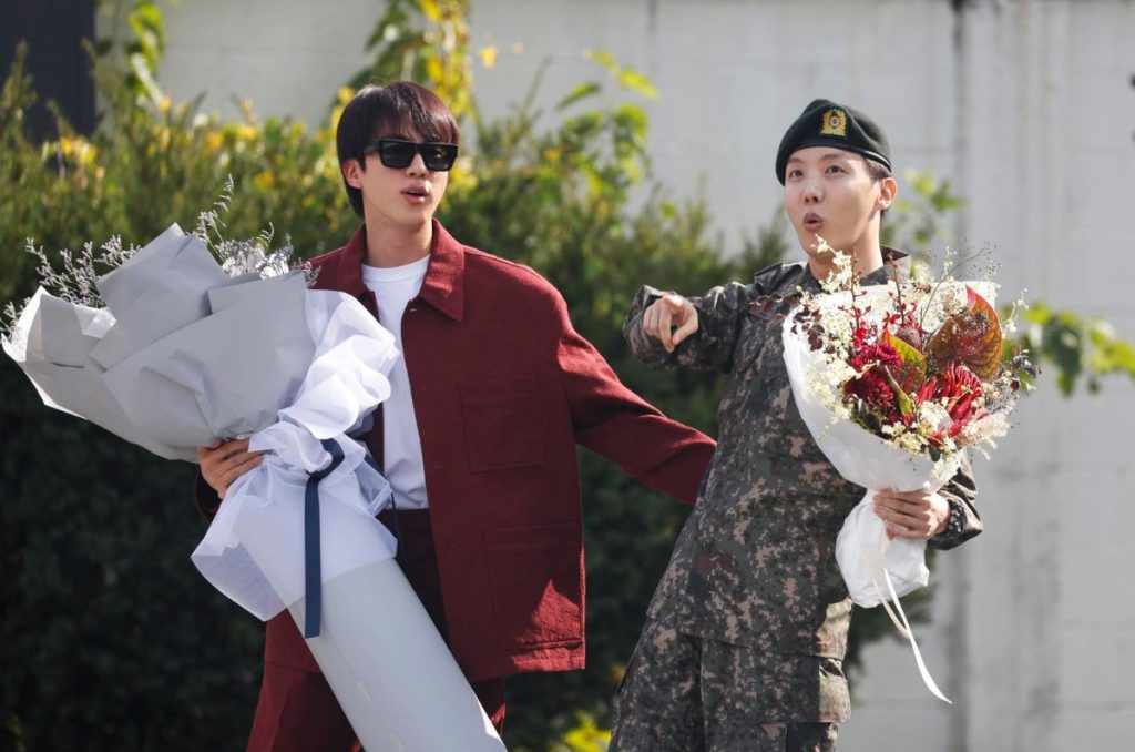 En octubre de 2022, BTS y su agencia anunciaron que todos los miembros cumplirían con su servicio militar obligatorio.