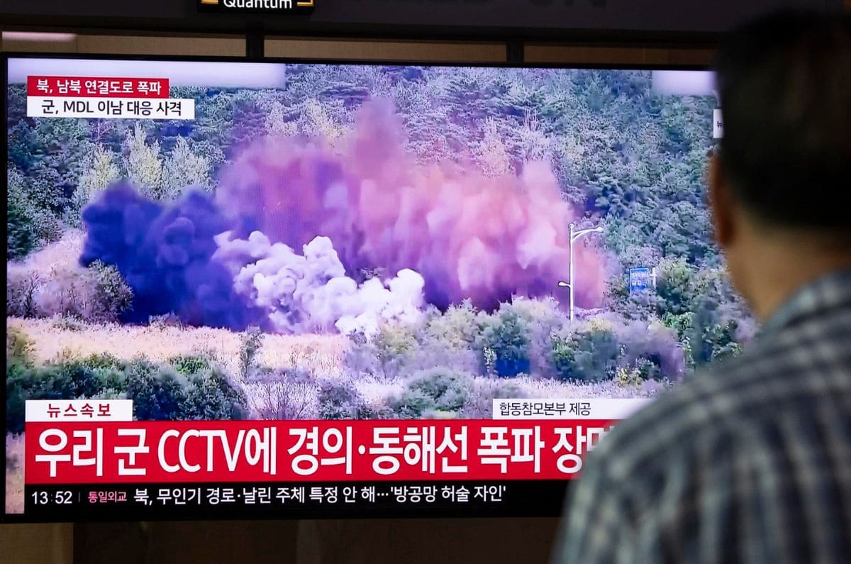 Destrucción y disparos: Corea del Norte destruye vías y carreteras, Seúl responde con fuego