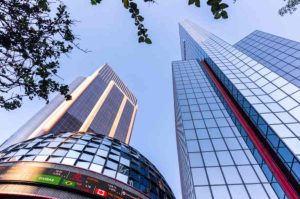 Elektra fuera de juego: ¿Por qué la Bolsa Mexicana de Valores suspendió su cotización?