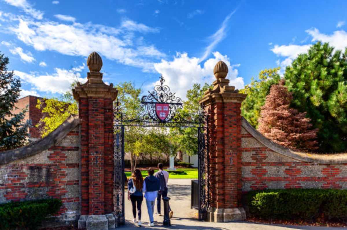 ¡Hace historia! Christian Nodal recibe premio de la Universidad de Harvard 