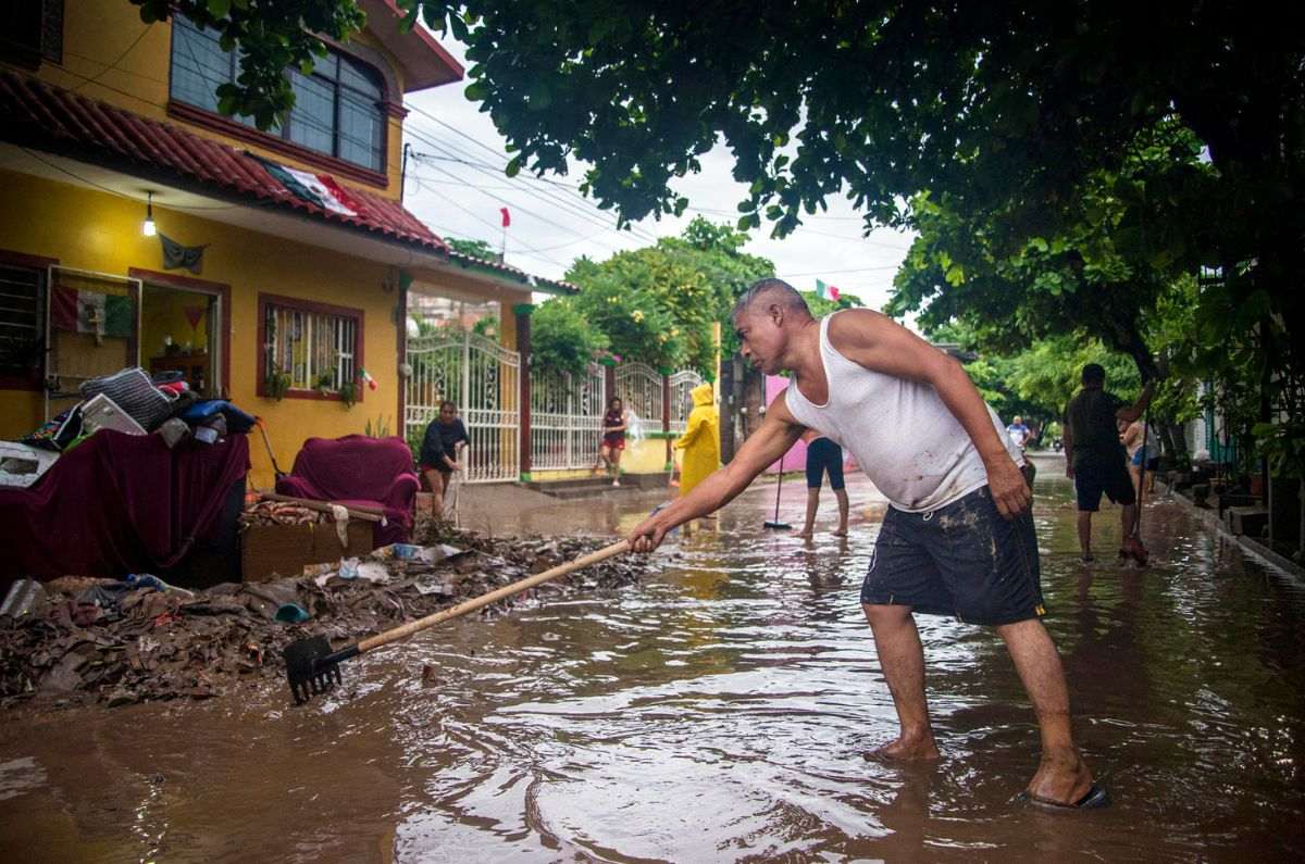 EFE / Acapulco sigue bajo el agua tras el paso del Huracán John