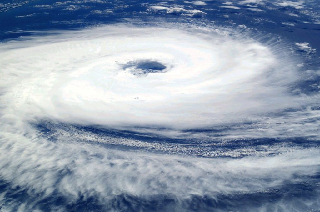 El huracán Kirk se intensifica a categoría 4 y continúa avanzando por el Océano Atlántico; conoce su trayectoria y si impactará a México.