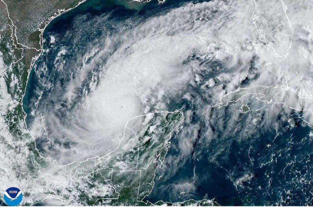 El Huracán Milton pierde fuerza y ahora es categoría 4; las autoridades se mantienen en alerta, sin embargo, se descarta que toque tierra.