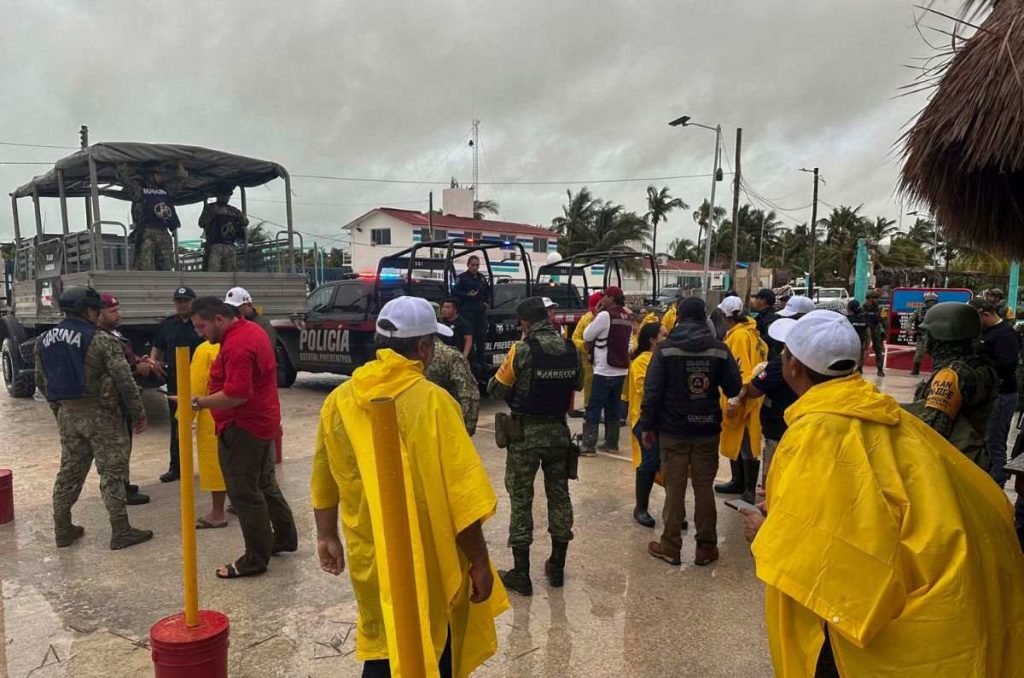 El huracán Milton se alejó de las costas mexicanas sin reportes de víctimas mortales o heridos durante su paso; dejó daños menores.