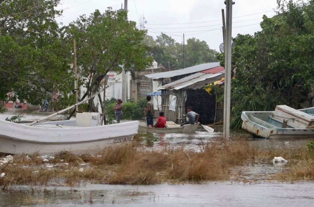 El huracán Milton se alejó de las costas mexicanas sin reportes de víctimas mortales o heridos durante su paso; dejó daños menores.