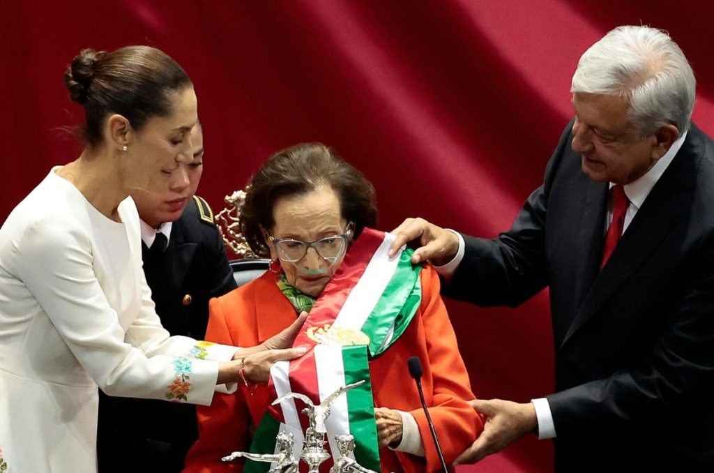 La presidenta de la Cámara de Diputados, Ifigenia Martínez, murió este sábado a los 94 años, informó la presidenta Claudia Sheinbaum.