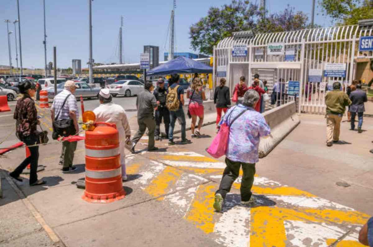 Mujer deporta a su novio indocumentado, al cacharle infidelidad