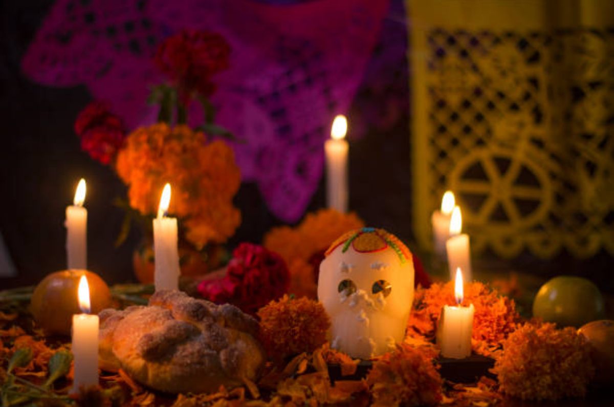 ¿Por qué nunca debes comer los alimentos del altar de muertos? Aquí la razón