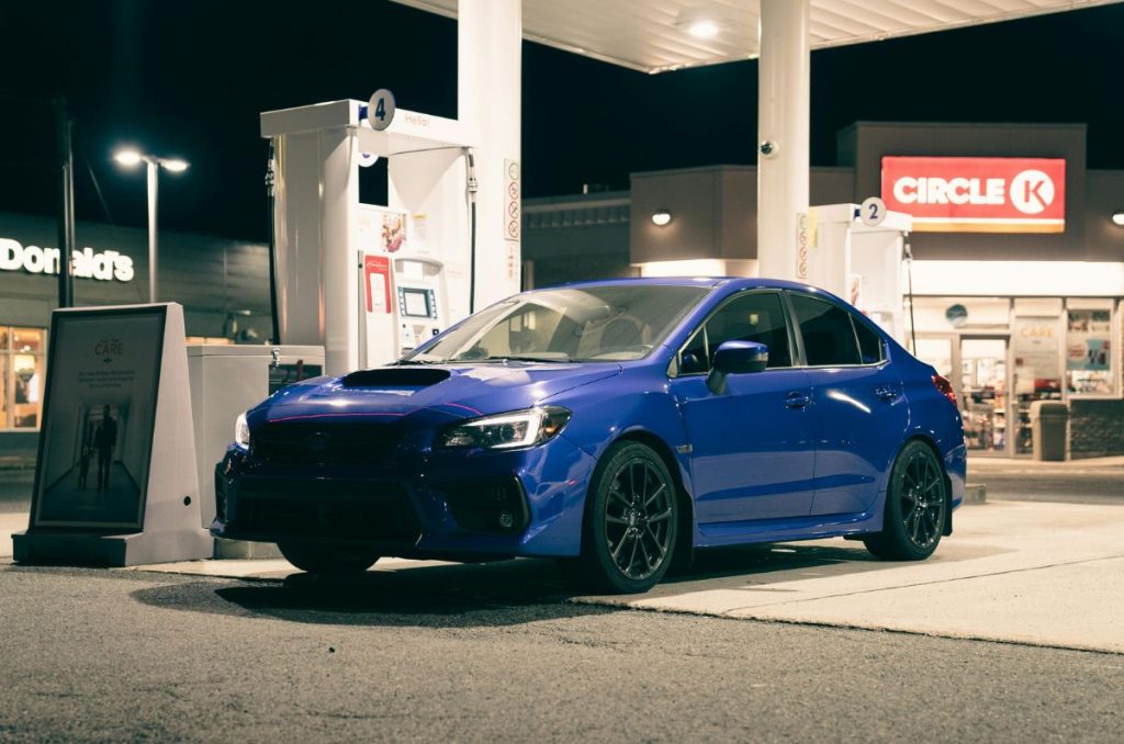 ¿Sabías que la gasolina adulterada puede causar fallas graves en tu auto? Este tipo de combustible contiene sustancias no autorizadas.