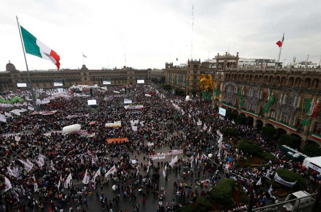 La presidenta Claudia Sheinbaum presentó ante miles de simpatizantes en el Zócalo capitalino su plan de Gobierno.