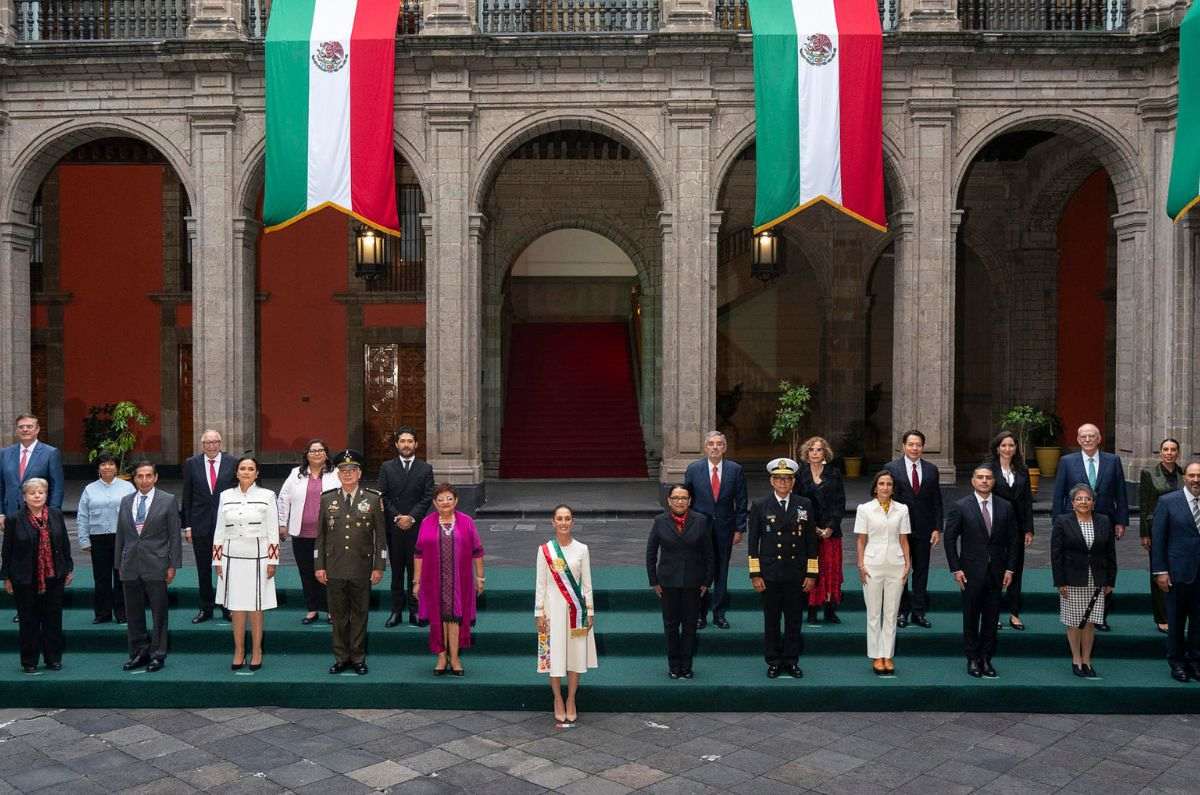 Sheinbaum ratifica los nombramientos de su gabinete y toma su primera foto oficial