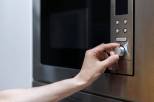 ¿Sabías que te pueden prohibir el uso del microondas en el trabajo? Descubre por qué