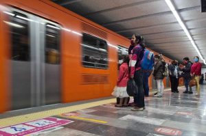 CDMX: Apuñalan a cuatro personas en el Metro Tacubaya, Línea 7