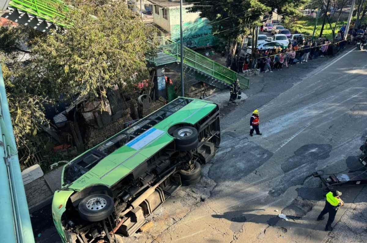 VIDEO: Camión de pasajeros vuelca en la México-Cuernavaca, aquí los detalles