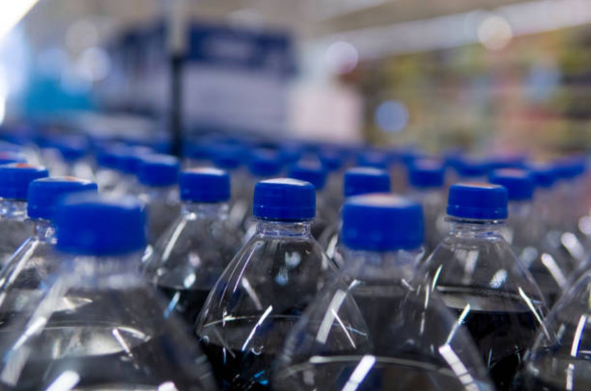 ¿Quieres pagar menos luz? Prueba el truco de la botella en el refrigerador