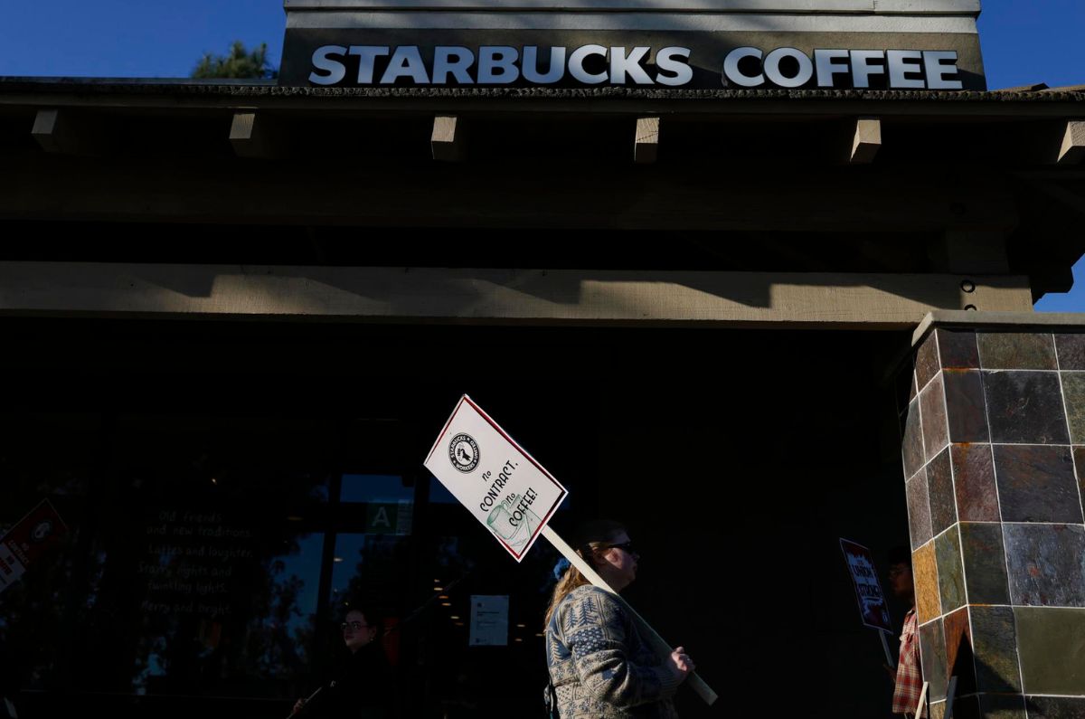 Starbucks en crisis: empleados se van a huelga en tres importantes ciudades de EE.UU.