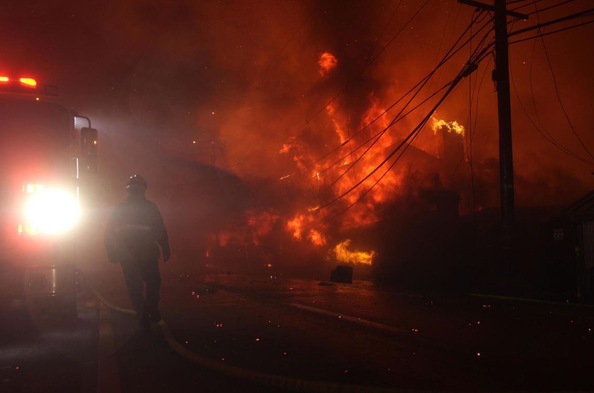 El incendio de Los Ángeles fuerza la evacuación de 30.000 residentes y avanza sin control