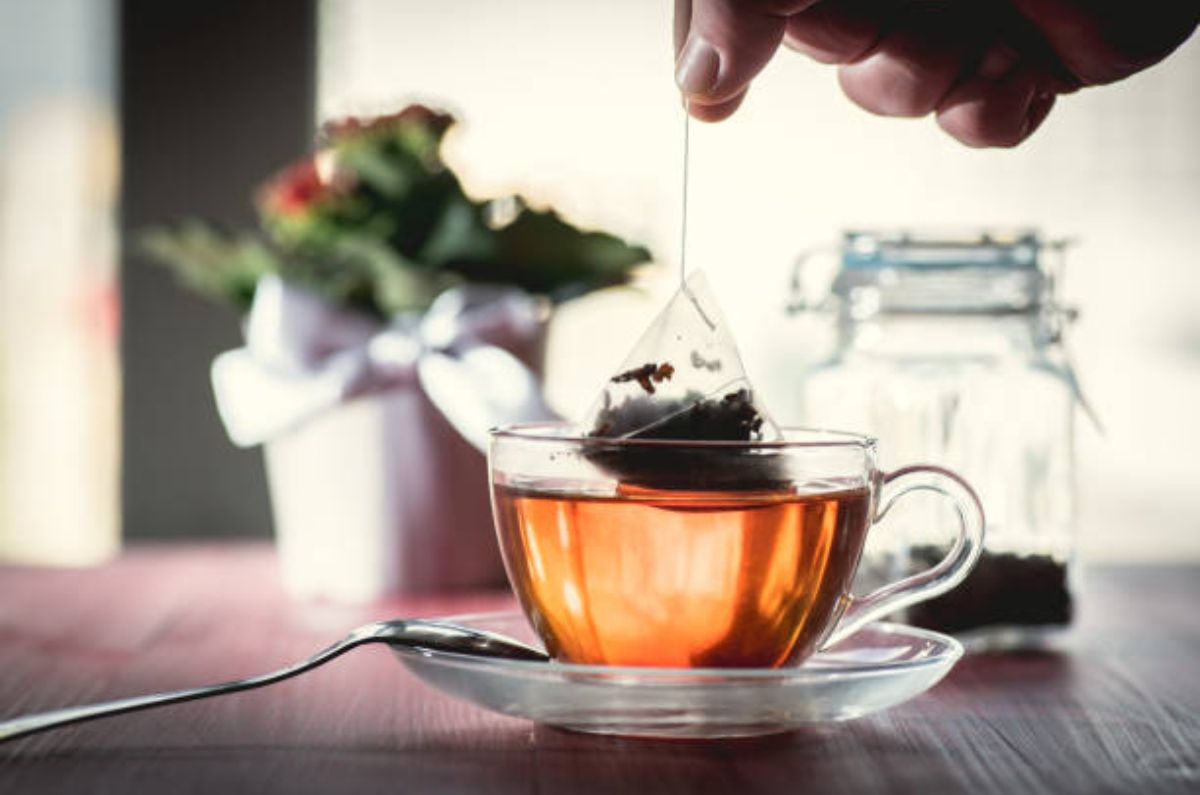 ¿Son seguras las bolsitas de té comerciales? Descubre los riesgos para tu salud