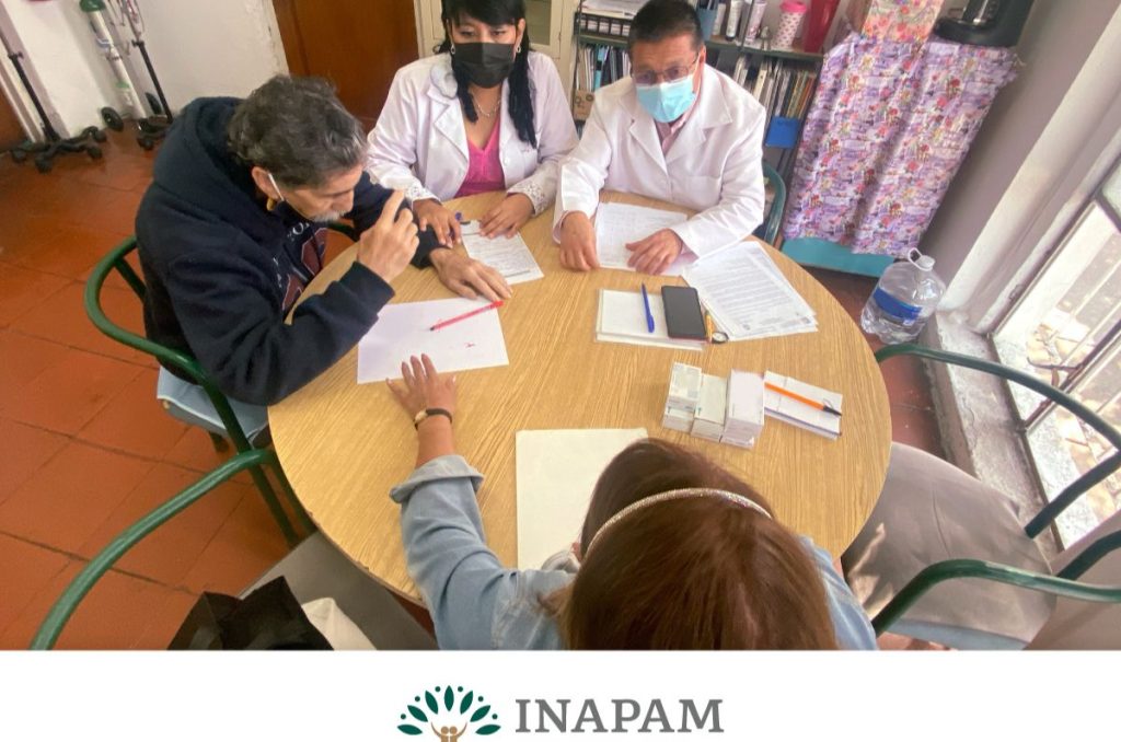 El INAPAM ofrece servicios médicos