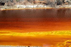 Argentinos desconcertados por un río teñido de rojo