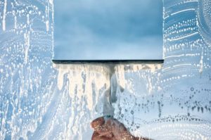 Cómo quitar la grasa pegada en los vidrios de la cocina con 3 ingredientes caseros