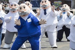 ¿Quién gana más en Farmacias Similares? La botarga del Dr. Simi vs. el empleado regular