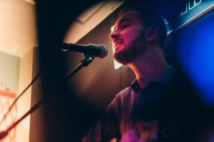 ¿Multa por cantar narcocorridos? Esto es lo que pagarás en 2025