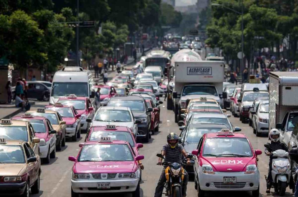 Descubre cómo tramitar el permiso para circular sin placas en la CDMX en 2025. Conoce los requisitos, costos y pasos.