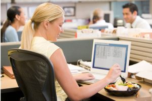 ¿Tu empresa no respeta la hora de comida? Esto dice la Ley Federal del Trabajo
