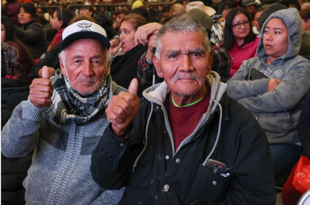 Pension Hombres Bienestar entrega de tarjetas