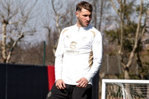 Se le acabó el gol: Santiago Giménez y su complicado presente en el Milan