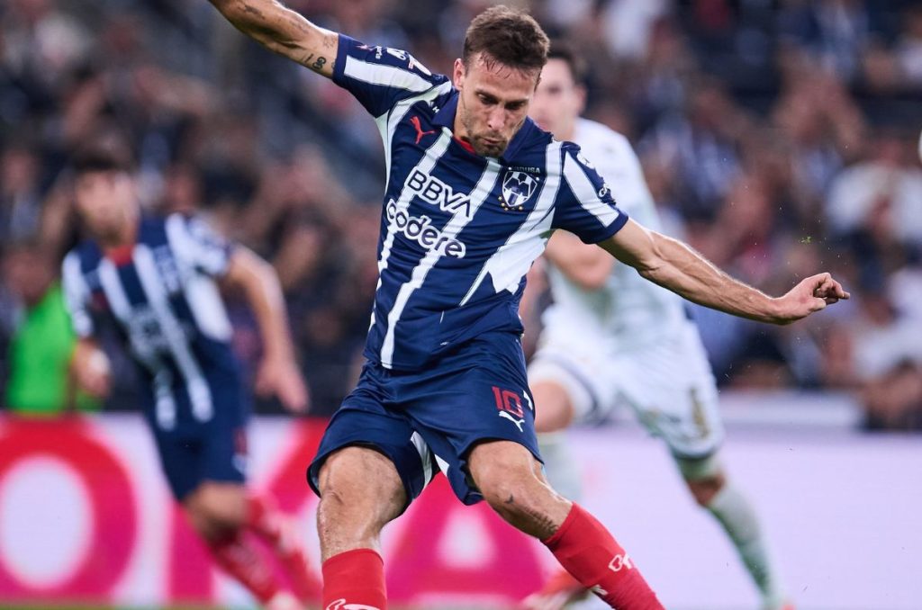 Sergio Canales con Rayados