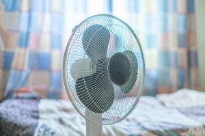 ¡Adiós al calor! Así debes colocar el ventilador en casa para que refresque más