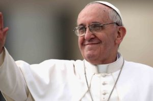 El cuerpo del papa expuesto en un ataúd abierto